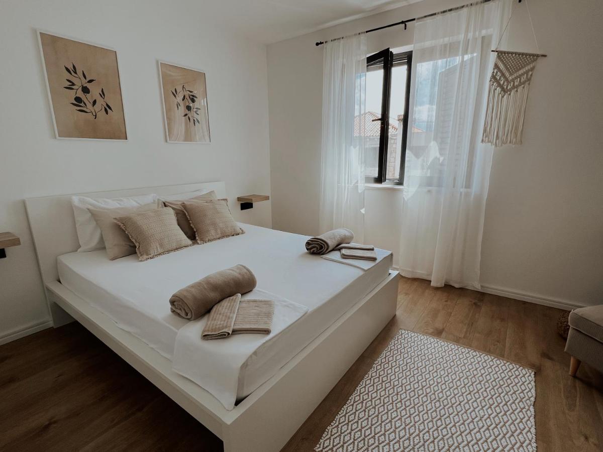 Dawn & Dusk - Modern Two Bedroom Apartment With Mountain Views Čilipi Esterno foto