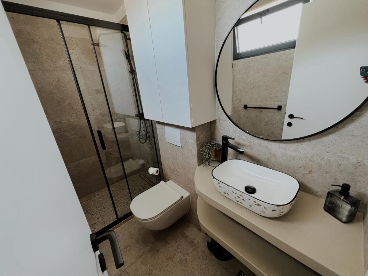 Dawn & Dusk - Modern Two Bedroom Apartment With Mountain Views Čilipi Esterno foto