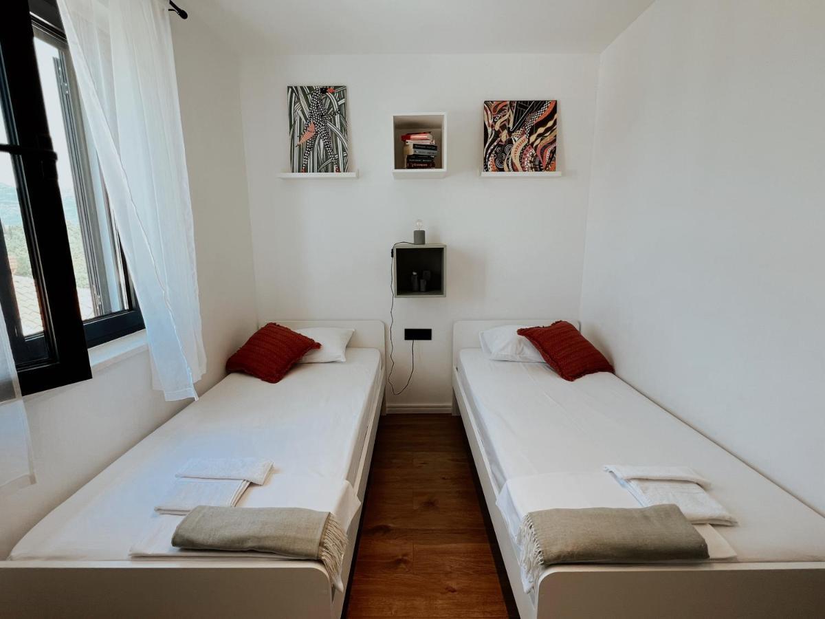 Dawn & Dusk - Modern Two Bedroom Apartment With Mountain Views Čilipi Esterno foto