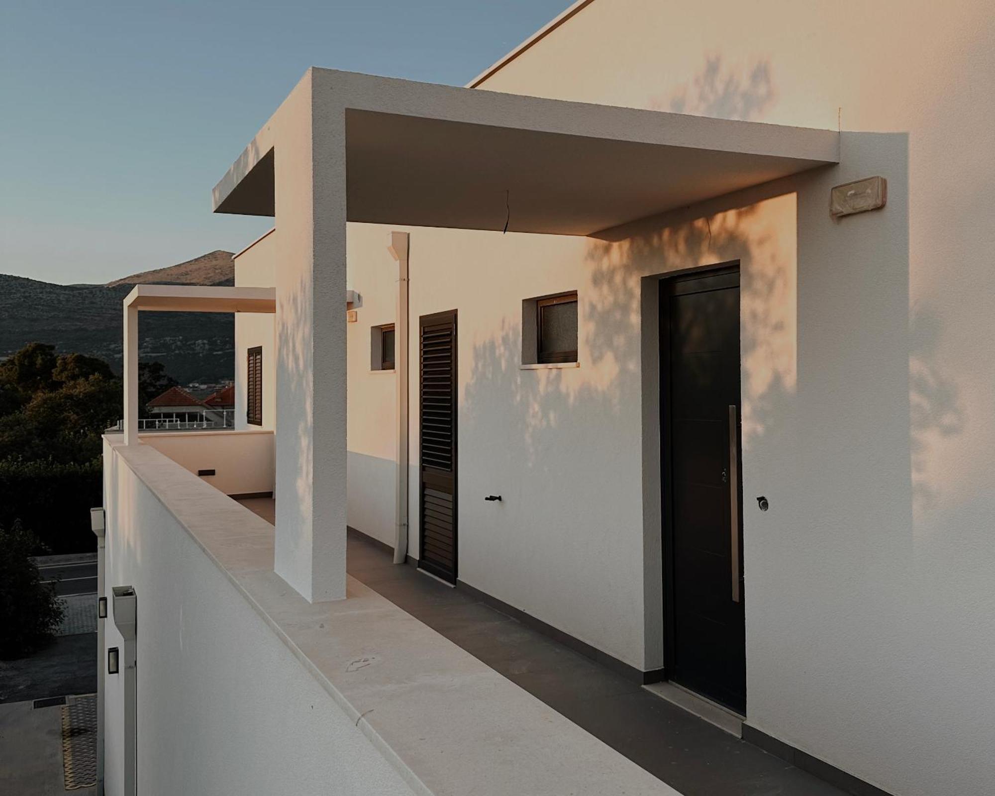 Dawn & Dusk - Modern Two Bedroom Apartment With Mountain Views Čilipi Esterno foto